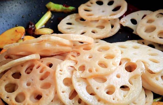 炸脆藕，家常美食中的脆嫩口感与营养价值