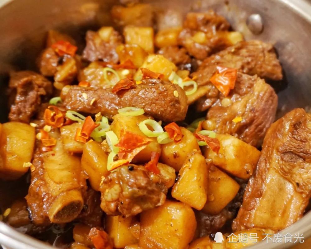 土豆炖排骨捞反骨的做法