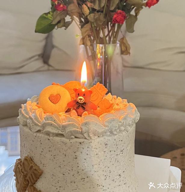 冰淇淋生日蛋糕，清凉甜蜜，庆祝美好时光