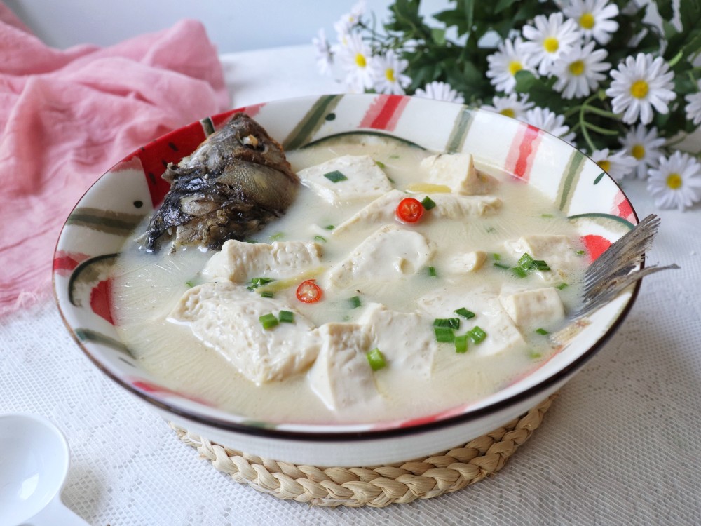 冻豆腐炖鲫鱼，家常美味，暖身养生的鲜美佳肴