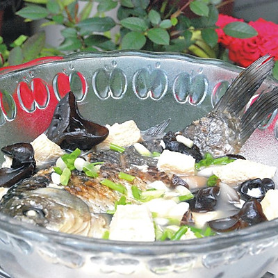 冻豆腐炖鲫鱼，家常美味，暖身养生的鲜美佳肴