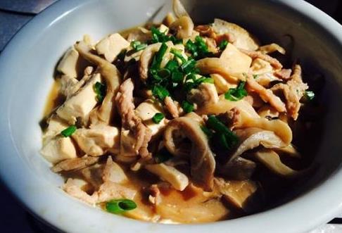 平菇豆腐炒洋葱，家常美食的养生新选择