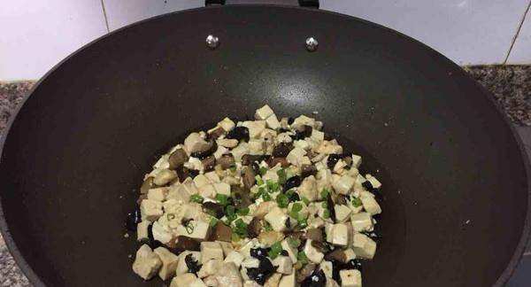 油炸豆腐块的美食魅力，家常做法与营养解析