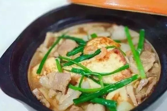 烙大葱豆腐卷子，家常美味，营养又健康
