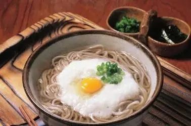 油拔面的魅力，传统面食的全新体验