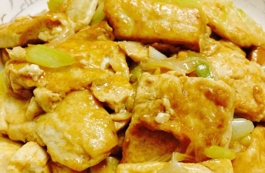豆腐鸡蛋炒鸡腿，家常美食的鲜美融合