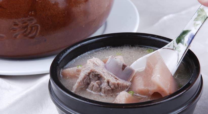 莲藕猪脚炖豆腐，滋养身心的一道家常美味