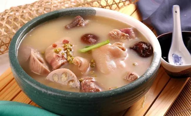 莲藕猪脚炖豆腐，滋养身心的一道家常美味
