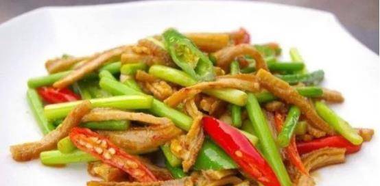 仙桃蒜苗炒豆腐，家常美食中的鲜美搭配