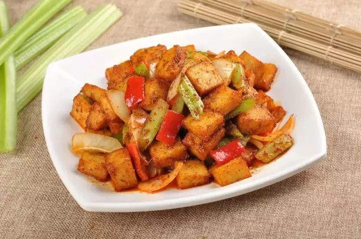 笋干豆腐烧鸡肉，传统美食的现代魅力