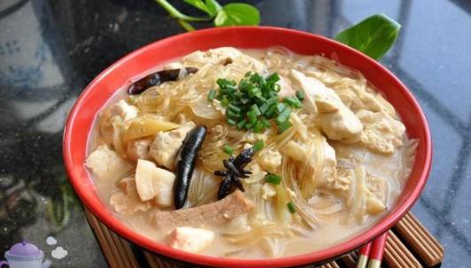 东北家常美味，豆腐白菜粉条炖出温馨滋味