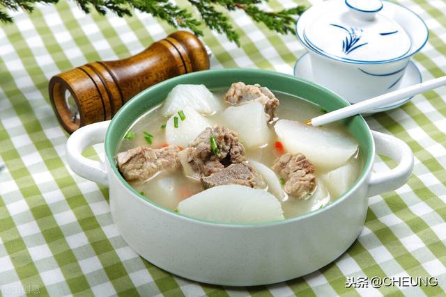 肥肠清炖豆腐，口感鲜美，滋补养生的家常美味