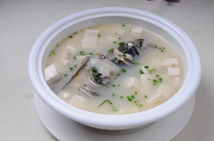 红鱼鱼汤炖豆腐，鲜美滋补的家常佳肴