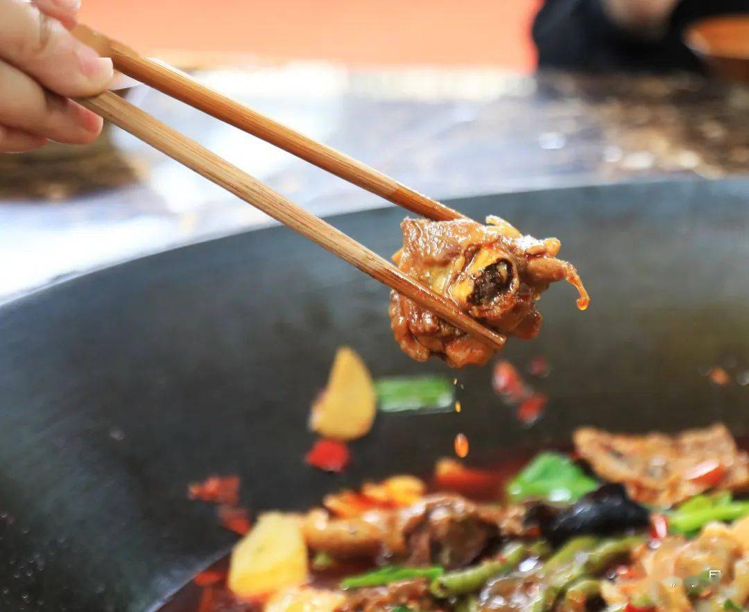 农家炖土鸡，传统味道的温暖回味