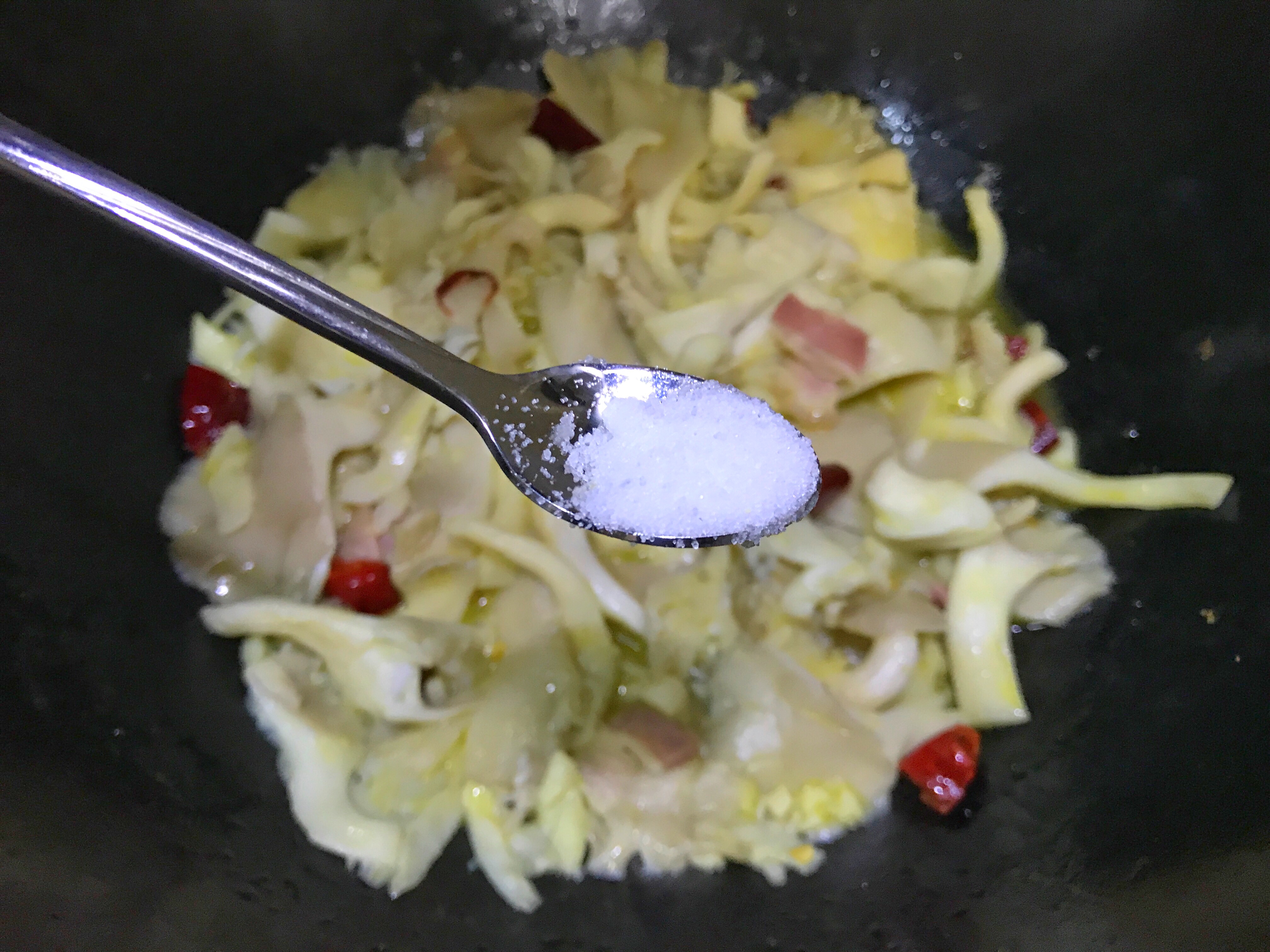 平菇豆腐咸肉炖，家常美味，营养满分