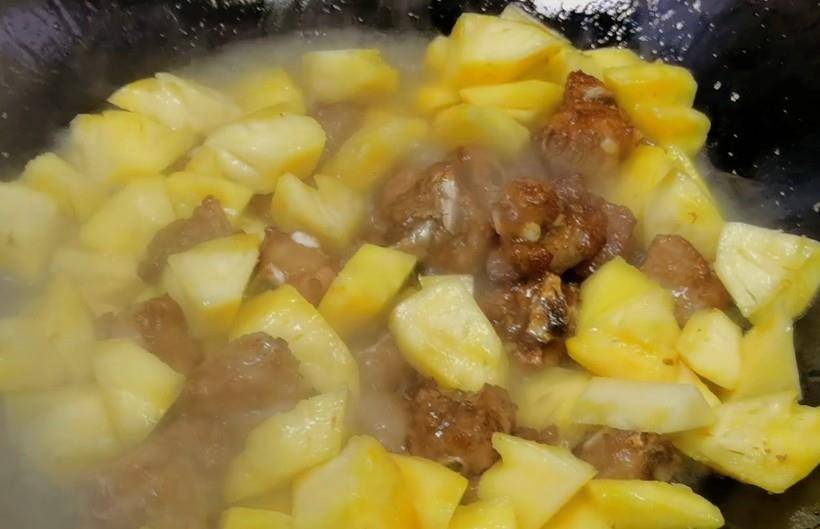 菠萝肉排骨汤的做法