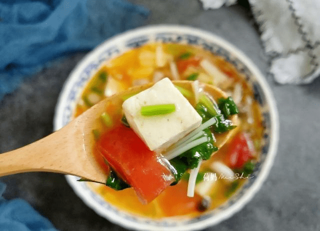 蘑菇番茄豆腐砂锅，暖身养颜的美味佳肴