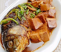 红烧鲫鱼炖豆腐，家常美食的鲜美诱惑