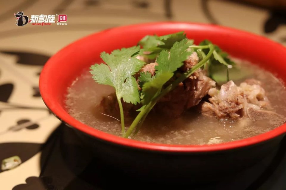 香菜炒羊肉，香气四溢的冬日暖胃佳肴