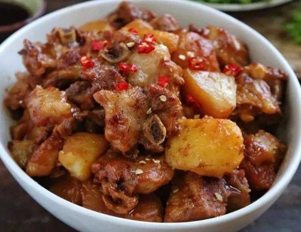 红烧排骨黄豆，传统美食的全新搭配，美味与健康兼具
