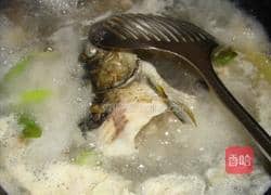 鱼头豆腐炖萝卜汤的做法