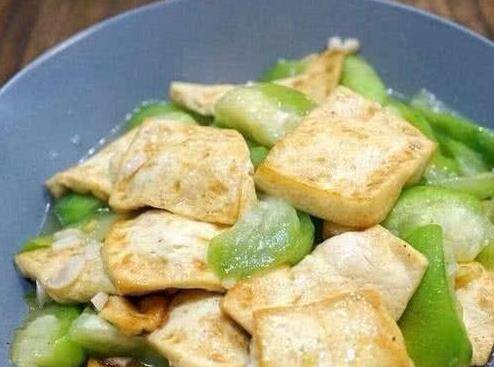 炸豆腐煮丝瓜，家常美食中的营养与健康之道