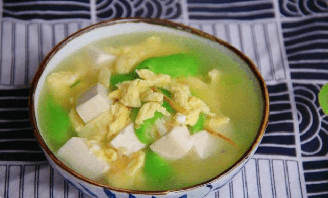 鸡蛋丝瓜煮豆腐，营养美味的三合一佳肴
