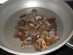 木耳煎豆腐汤的做法