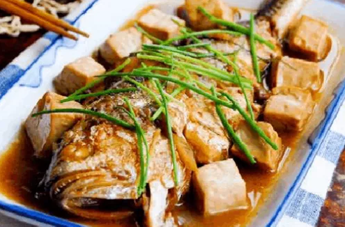 干豆腐炖黄鱼的鲜美秘诀，家常美食的诱惑