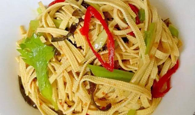 家常美味，豆芽炒豆腐辣椒，营养与美味的完美融合