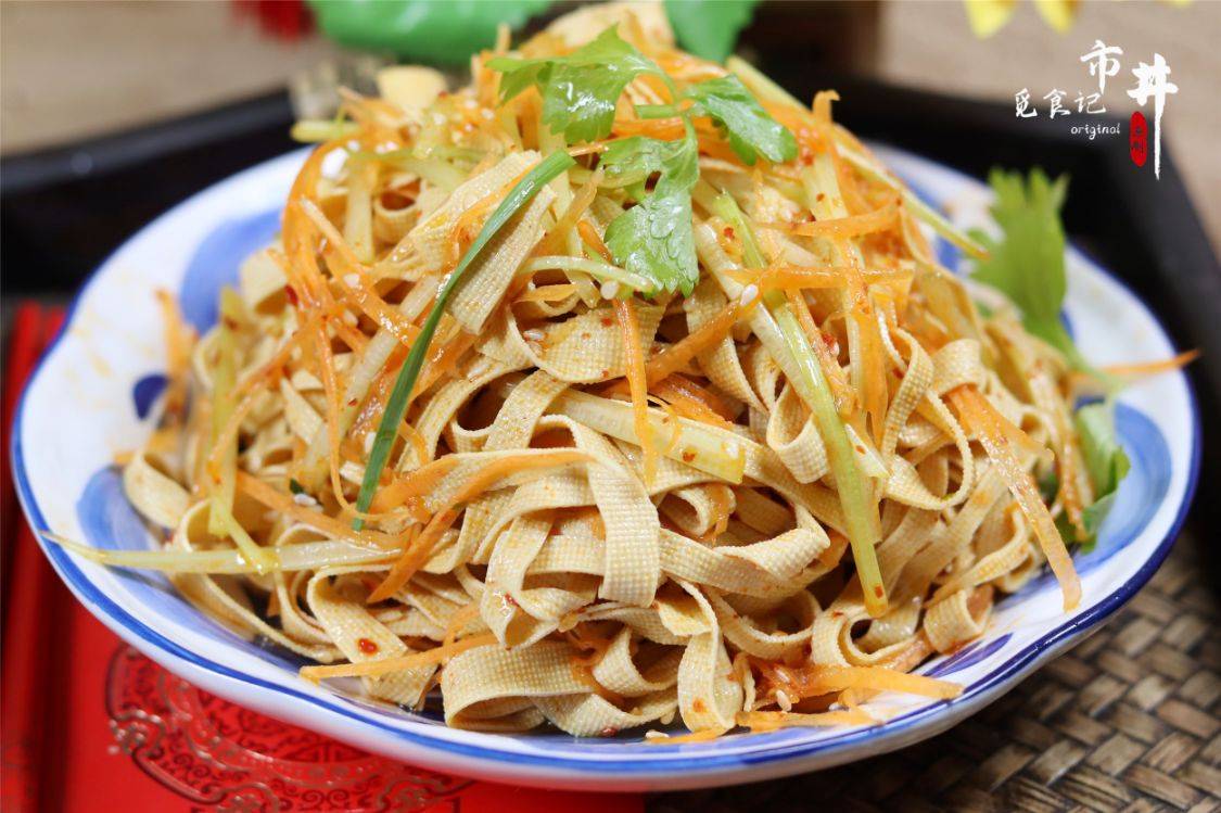夏日清爽凉拌，豆腐皮洋葱的美味与营养