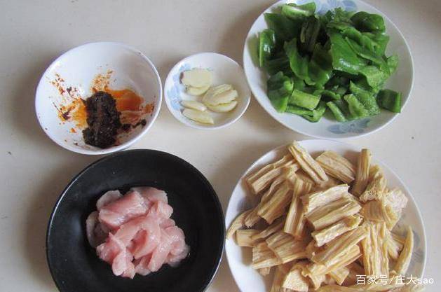 红烧黄豆腐竹，家常美食的醇香魅力