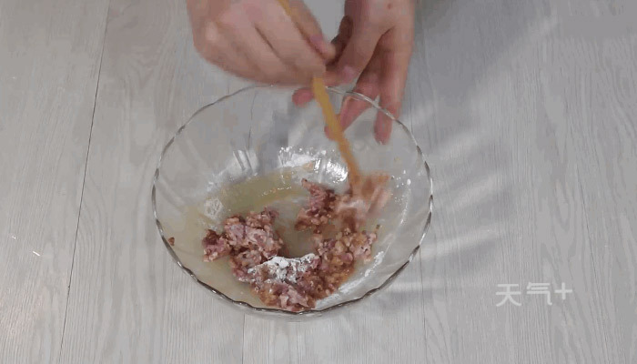 香菇配豆腐泡的做法