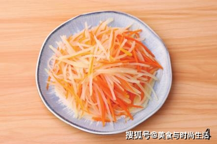 凉洋葱土豆丝，夏日开胃美食，清爽又营养