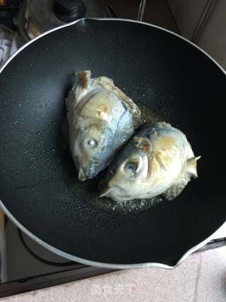 鱼头烧豆腐泡的做法