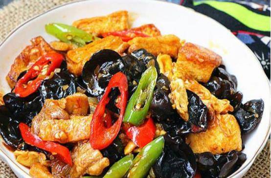 饭店秘制木耳炒豆腐，家常美食的健康升级版