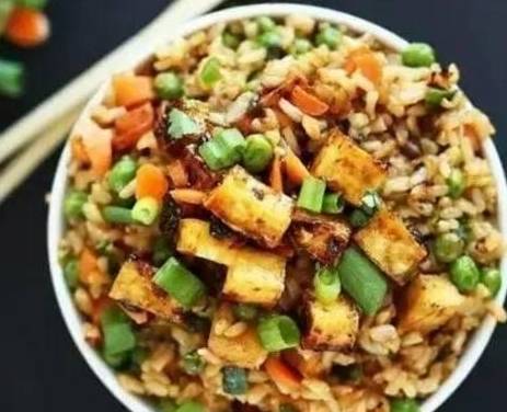 家常美食的魅力，白豆腐炒油渣的醇香与营养解析