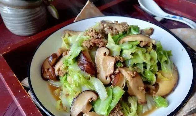 家常美味，包菜炒油炸豆腐的做法与营养解析