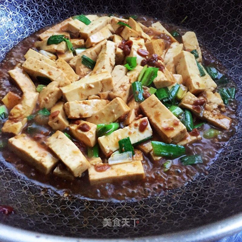 家常美食的魅力，青蒜焖豆腐鱼头的美味与营养解析
