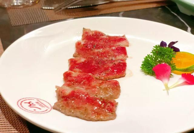 铁板炒菜，火焰与美味的完美融合