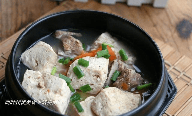 豆腐煲牛肉粒，营养美味，温暖冬日里的家常佳肴