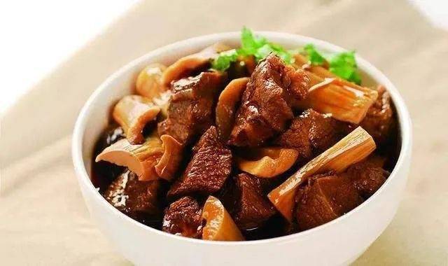 酱油牛肉炖豆腐，家常美食的醇厚魅力