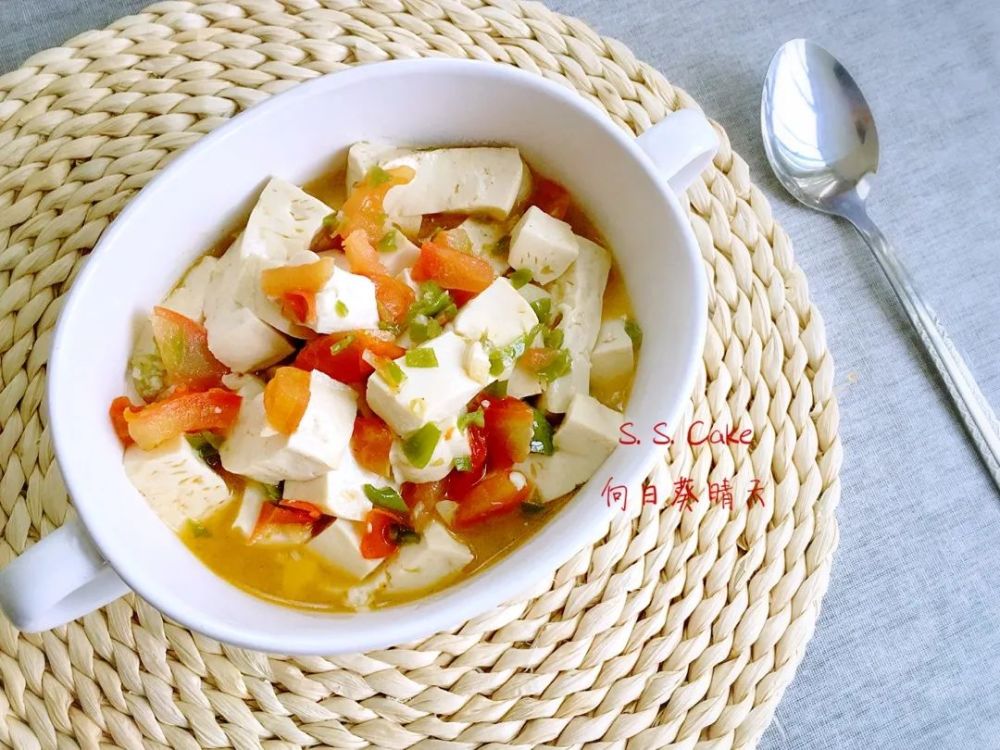 夏日清爽佳肴，冷菜千叶豆腐的制作与美味秘诀