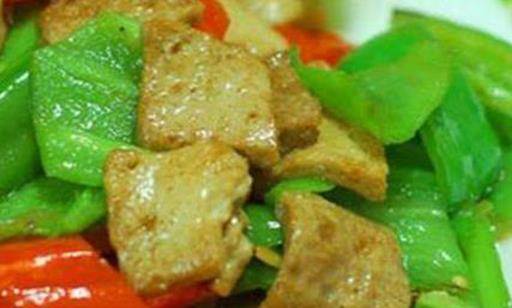 家常美食的魅力，青豆炒辣豆腐的制作与营养解析
