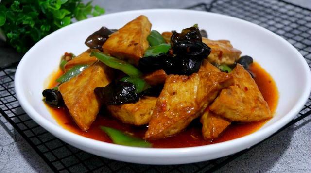 家常美食的魅力，青豆炒辣豆腐的制作与营养解析
