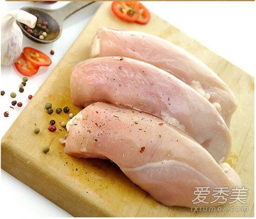 健身必备，鸡胸肉的低脂高蛋白食谱攻略