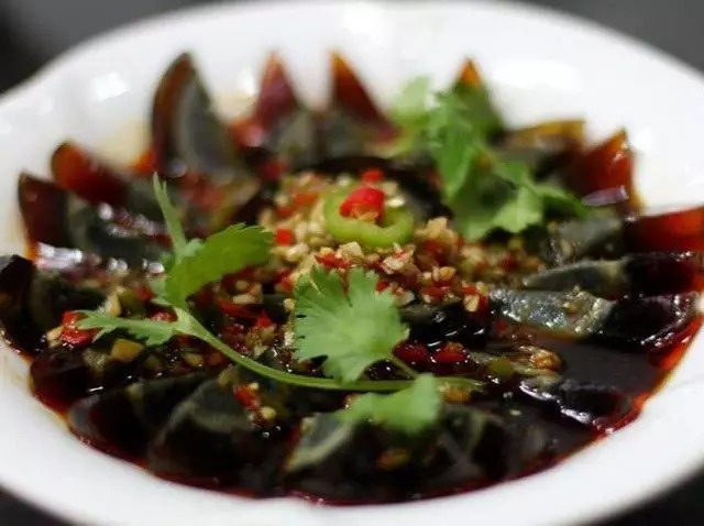 香肠皮蛋拌豆腐，家常美食的绝妙搭配