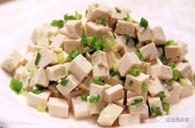 清爽夏日，芹菜拌大豆腐的美味与营养
