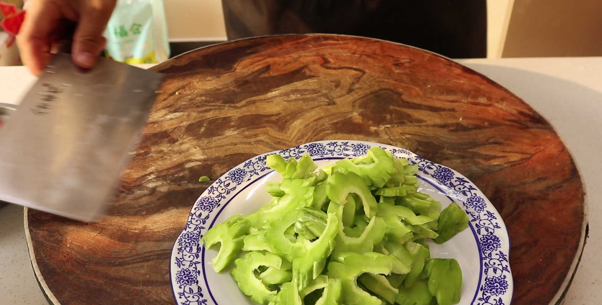 夏日爽口佳肴——凉拌蒜丝的制作秘诀与养生功效