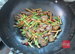蒜苗豆腐炒肉的做法